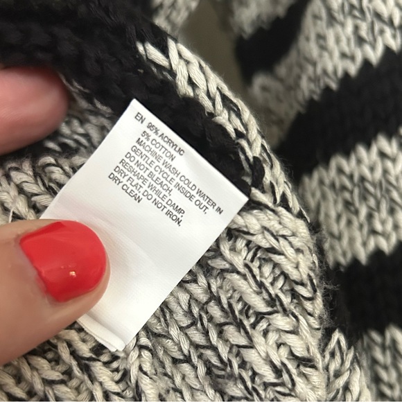 V neck sweater size M - Picture 4 of 4